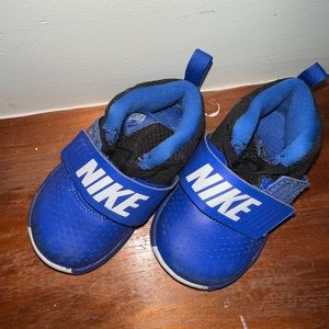 Toddler Nike sneakers 6C